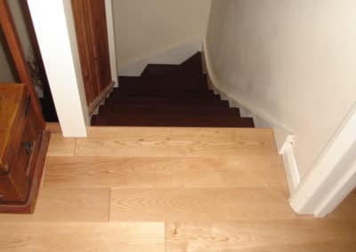 Fitted floor with threshold strip edging